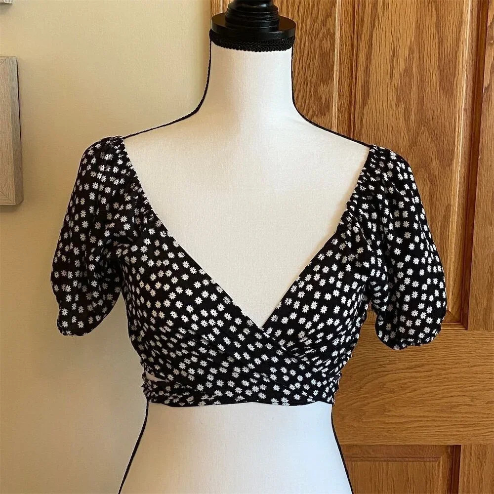 Shein Women's Black & White Floral Puff Sleeve Crop Top Size M - Picture 1 of 6